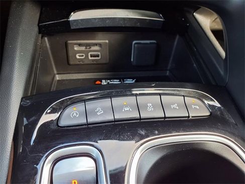 Used 2023 Buick Envision Avenir image 11