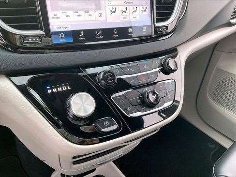 Used 2024 Chrysler Pacifica Touring-L image 12