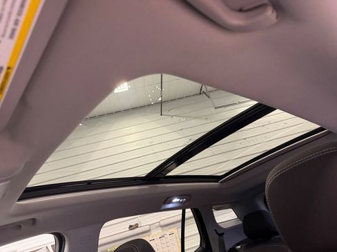 Used 2024 GMC Terrain SLE w/ Driver Convenience Package image 27