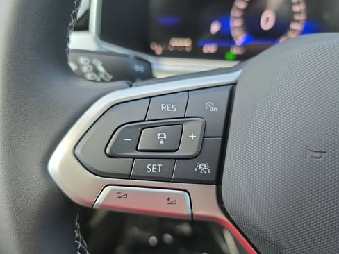 Used 2025 Volkswagen Taos SE image 18