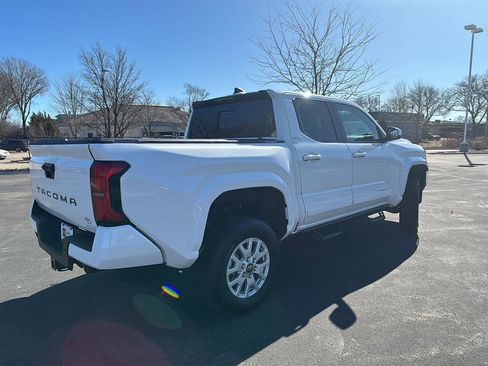 Used 2025 Toyota Tacoma SR5 image 17