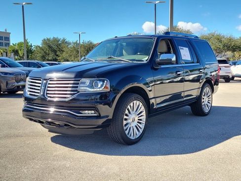 Used 2017 Lincoln Navigator Select image 3