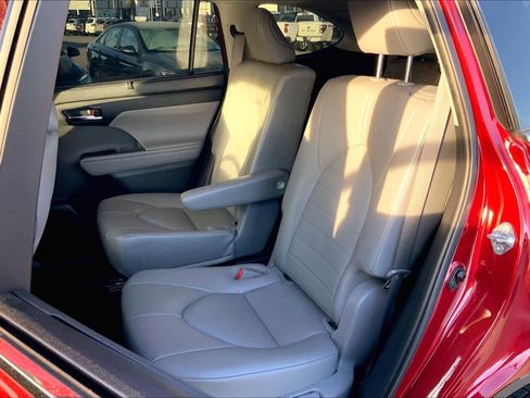 Used 2021 Toyota Highlander XLE FWD image 20