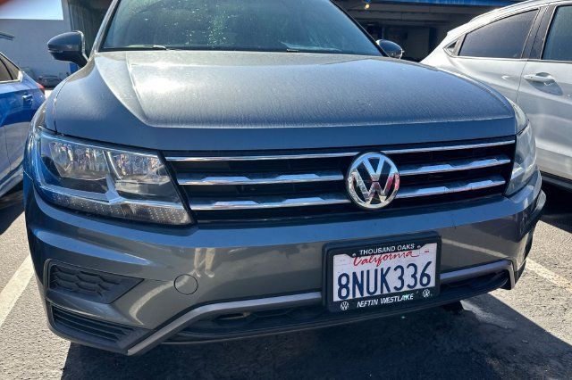 Used 2020 Volkswagen Tiguan SE w/ Panoramic Sunroof Package FWD image 3