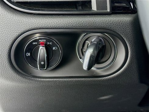 Certified 2025 Porsche Macan image 14