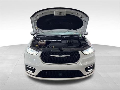 Used 2023 Chrysler Pacifica Touring-L FWD image 11