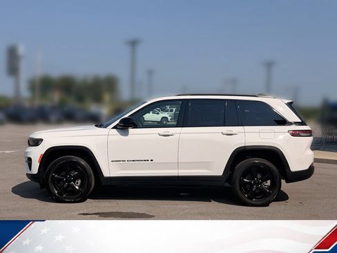 Used 2025 Jeep Grand Cherokee Altitude AWD/4WD image 6
