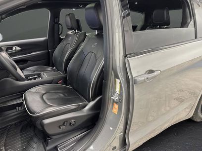 Used 2022 Chrysler Pacifica Limited w/ Uconnect Theater Family Group