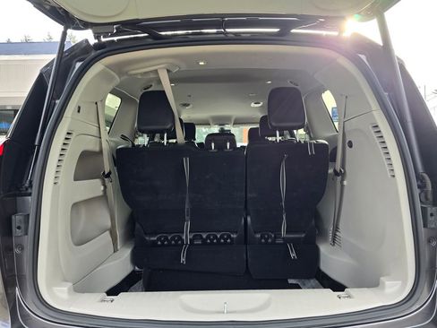 Used 2023 Chrysler Pacifica Touring-L image 18