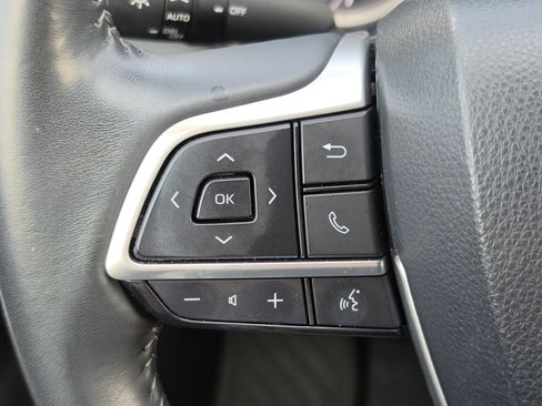 Used 2023 Toyota Highlander XLE FWD image 19