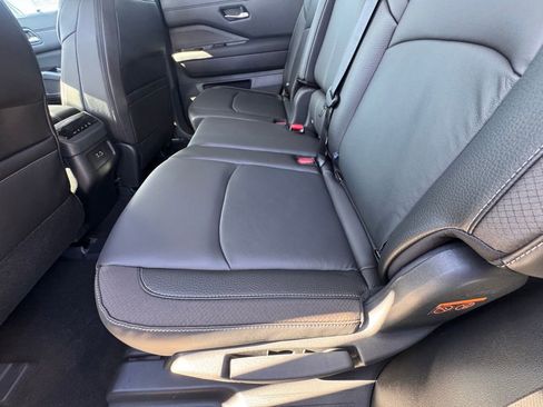 New 2025 Nissan Pathfinder SL image 12