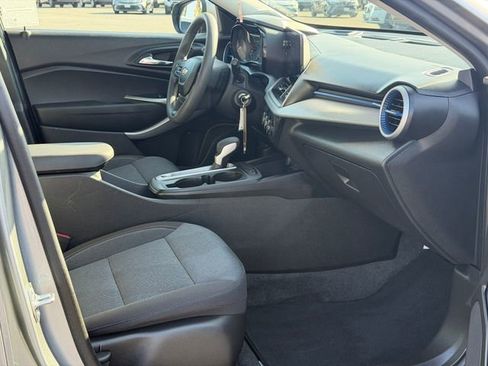 Used 2025 Chevrolet Trax LS w/ LS Convenience Package FWD image 19