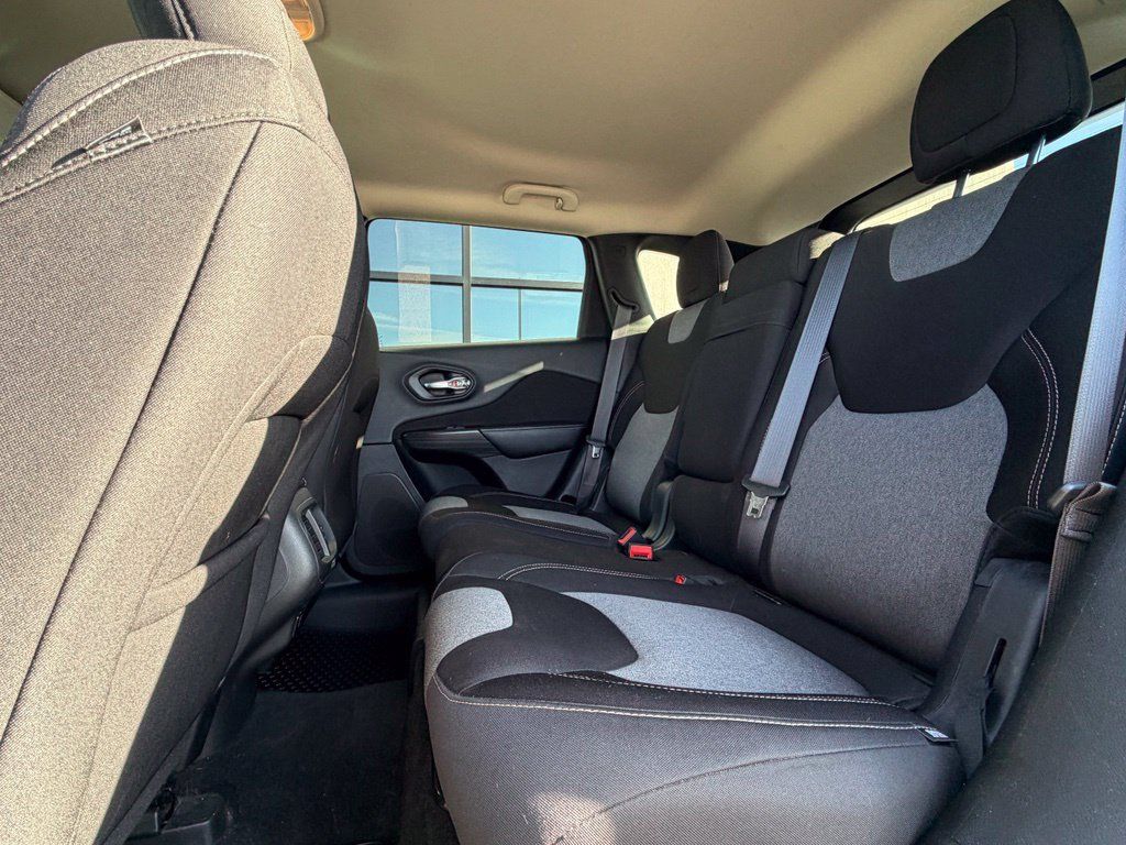 Used 2014 Jeep Cherokee Latitude w/ Comfort/Convenience Group FWD image 10