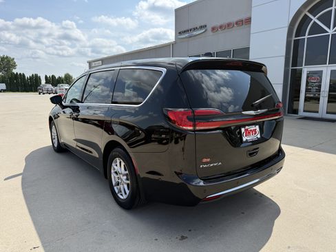 Used 2025 Chrysler Pacifica Select w/ Uconnect Theater Family Group FWD image 36