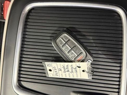 Used 2023 Chrysler Pacifica Touring-L image 21