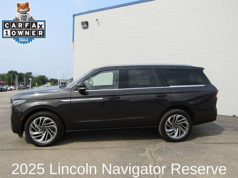 Used 2025 Lincoln Navigator Reserve AWD/4WD image 2