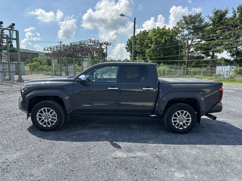 Used 2024 Toyota Tacoma Limited w/ Limited Package (LT) AWD/4WD image 5