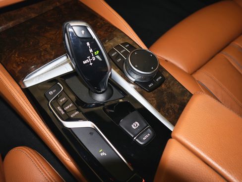 Used 2020 BMW M550i xDrive w/ Dynamic Handling Package image 40