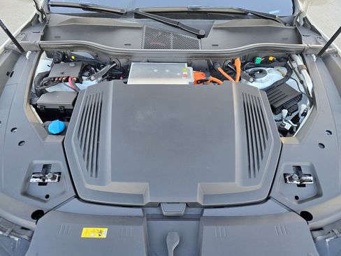 Used 2024 Audi Q8 e-tron Premium Plus image 32