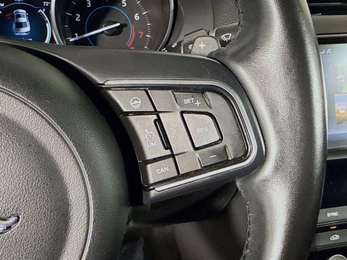 Used 2018 Jaguar XE Premium image 15