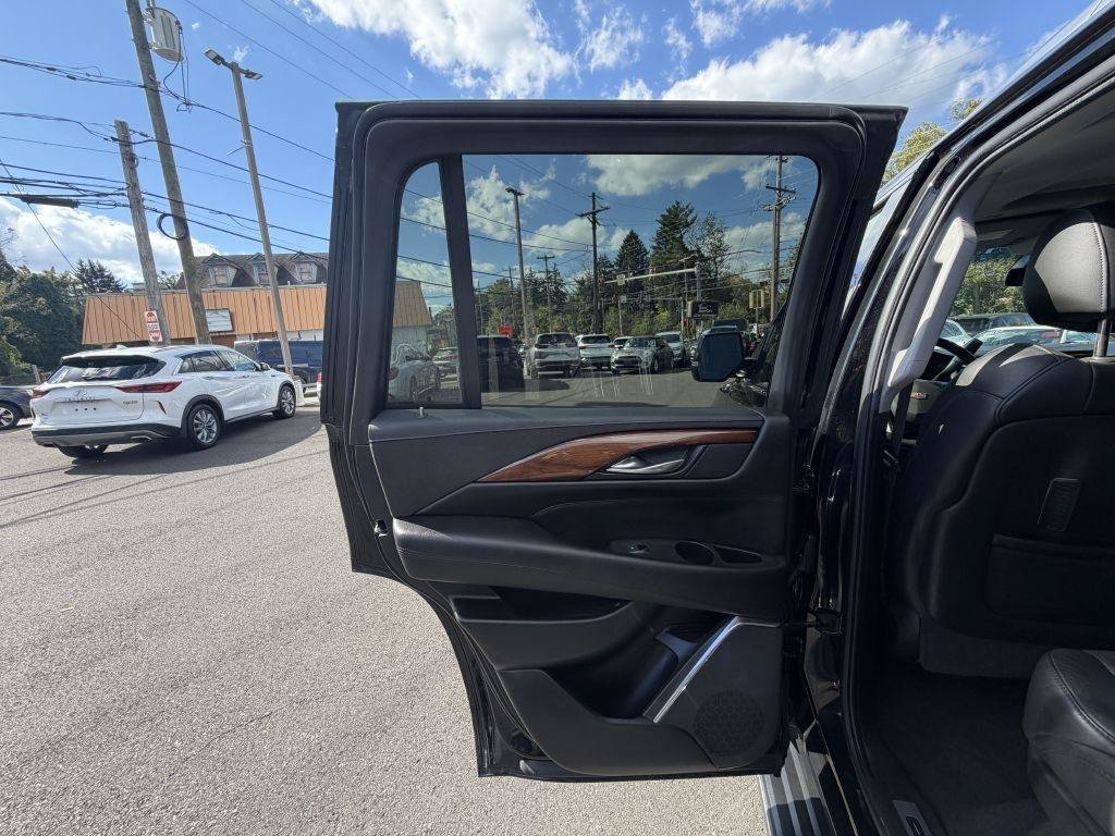 Used 2017 Cadillac Escalade Luxury AWD/4WD image 15