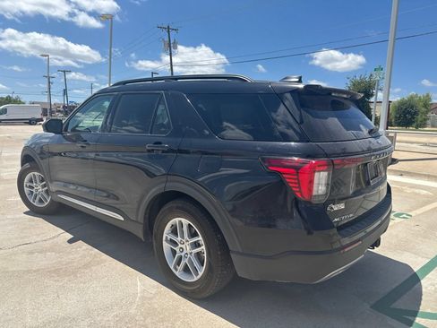 Certified 2025 Ford Explorer Active w/ Active Comfort Package RWD image 5