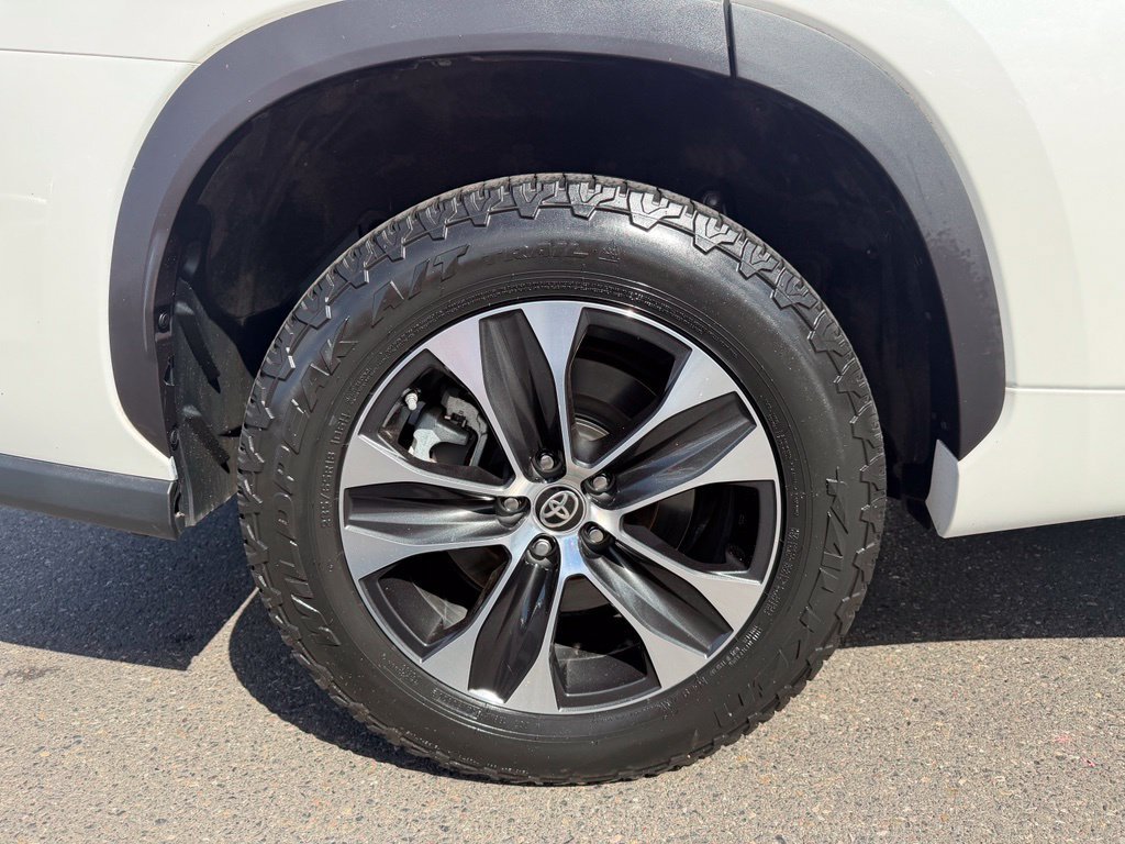 Used 2021 Toyota Highlander XLE AWD/4WD image 9