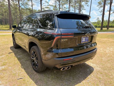 Used 2024 Chevrolet Traverse LT w/ Midnight/Sport Edition FWD image 3