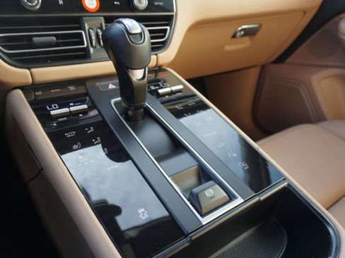 Certified 2023 Porsche Macan AWD/4WD image 6