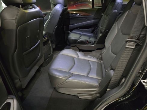 Used 2019 Cadillac Escalade Luxury AWD/4WD image 32