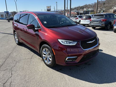 Used 2023 Chrysler Pacifica Touring-L image 23