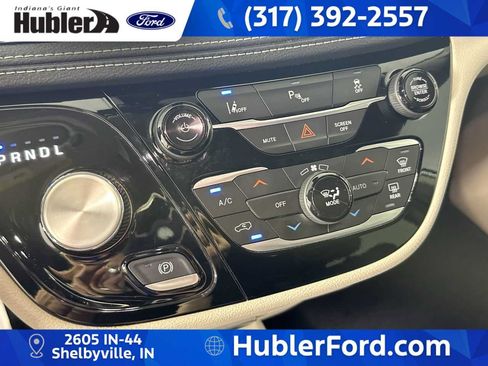 Used 2024 Chrysler Pacifica Limited FWD image 19