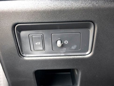 Used 2024 Land Rover Discovery Dynamic SE image 16