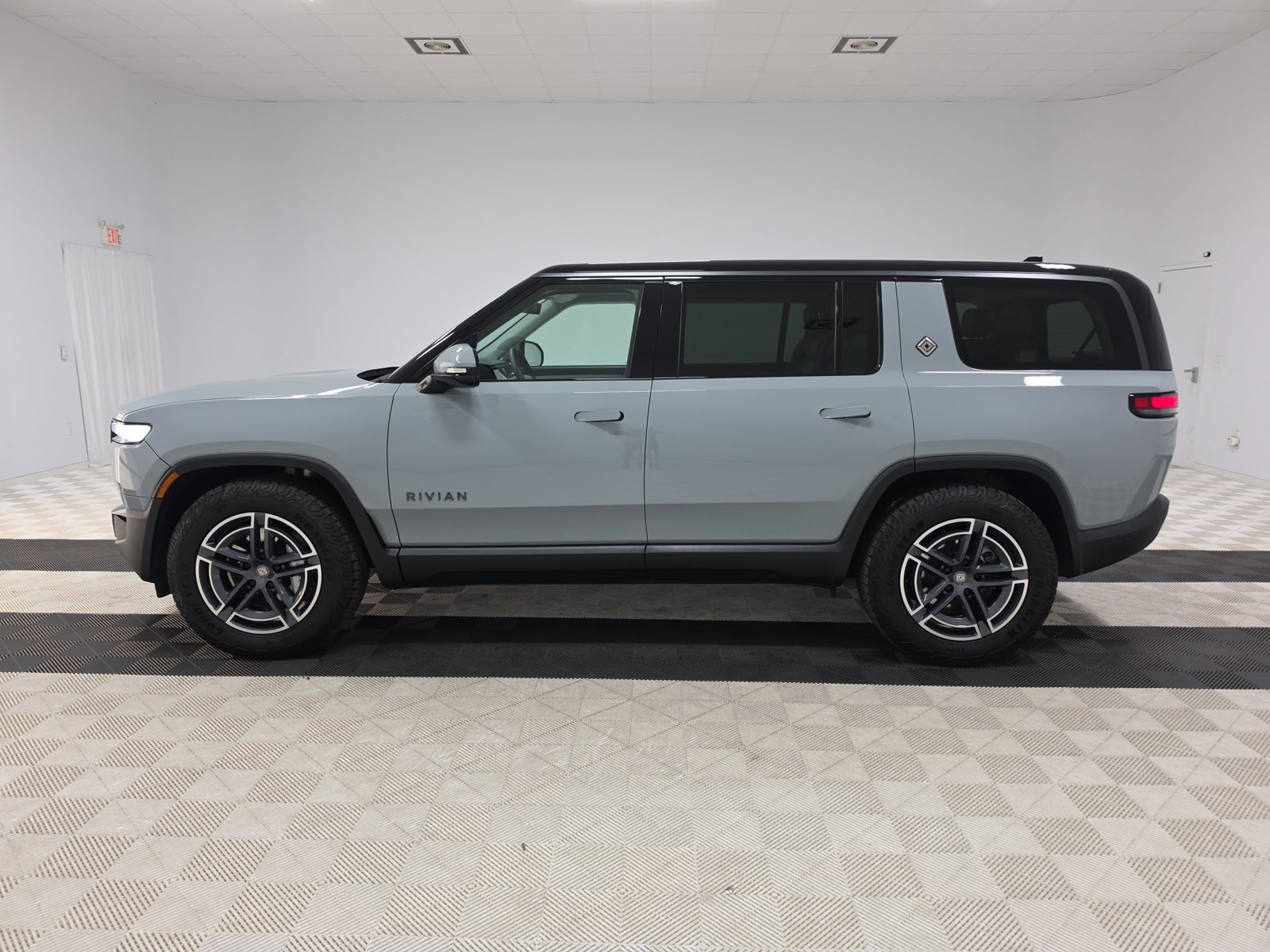 Used 2025 Rivian R1S Adventure Dual AWD/4WD image 2