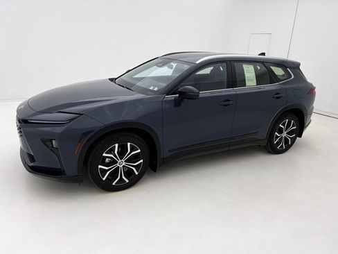 Used 2025 Toyota Crown Signia XLE image 5