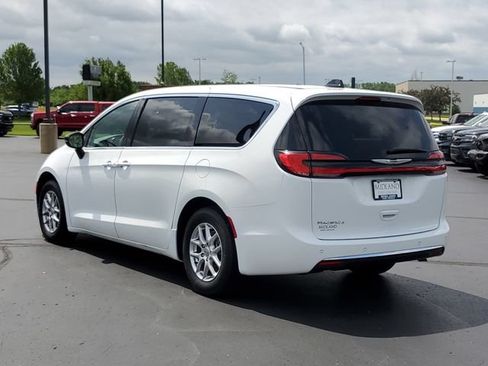 Used 2024 Chrysler Pacifica Touring-L FWD image 4