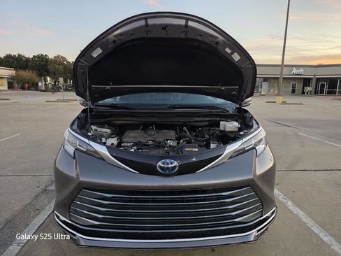 Used 2021 Toyota Sienna Limited image 35