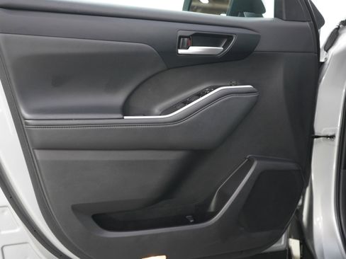 Used 2025 Toyota Highlander XSE AWD/4WD image 21