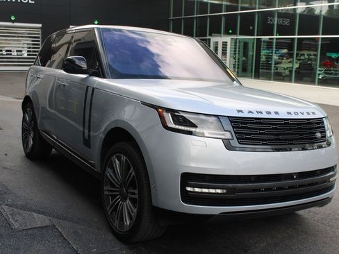 Used 2023 Land Rover Range Rover SE image 4