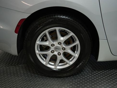 Used 2023 Chrysler Pacifica Touring-L FWD image 24