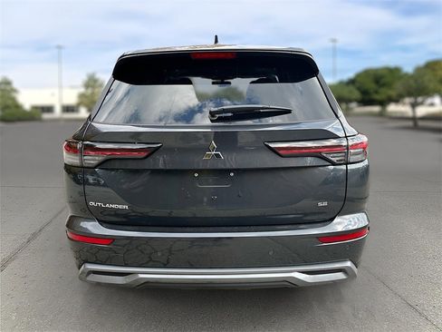 New 2025 Mitsubishi Outlander SE image 5
