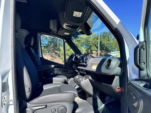 Used 2025 Mercedes-Benz Sprinter 2500 image 30