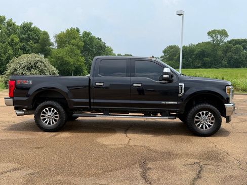 Used 2019 Ford F250 Lariat w/ Lariat Ultimate Package AWD/4WD image 2