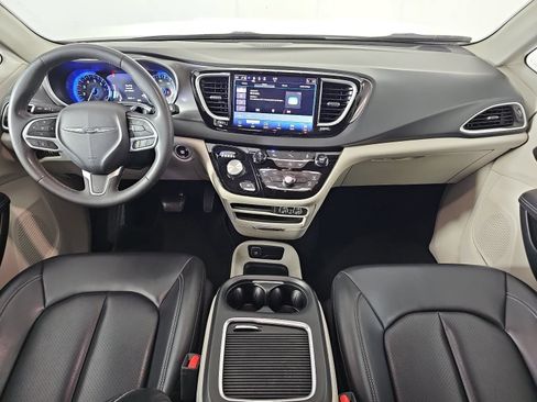 Used 2023 Chrysler Pacifica Touring-L FWD image 11