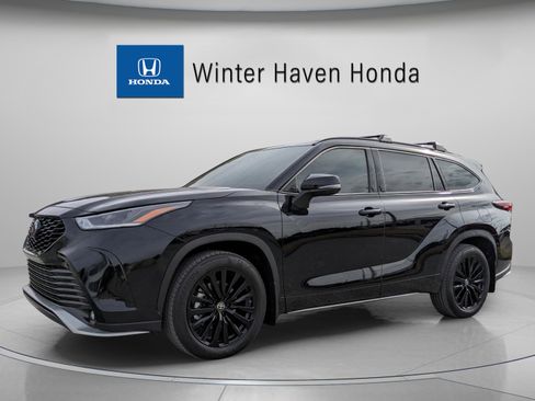 Used 2024 Toyota Highlander LE image 2