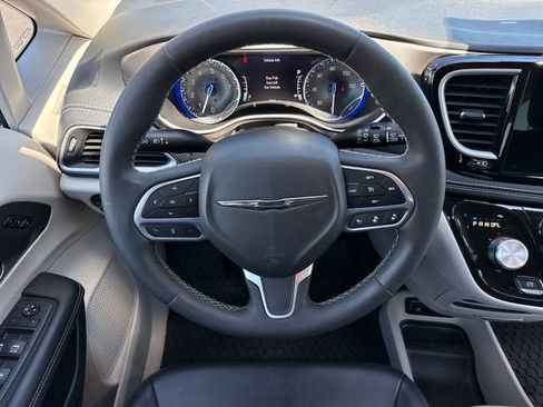 Used 2023 Chrysler Pacifica Touring-L AWD/4WD image 14