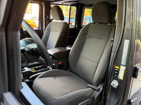 Used 2023 Jeep Wrangler Unlimited AWD/4WD image 28