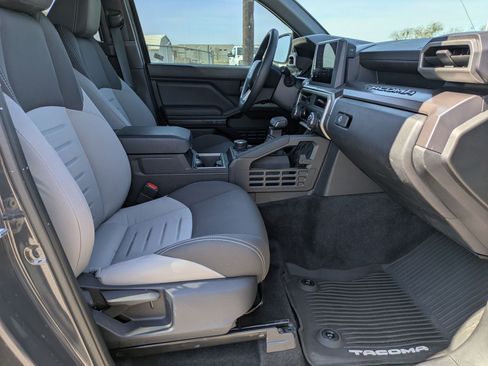 Used 2025 Toyota Tacoma TRD Sport image 27