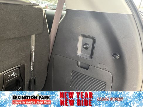 Used 2024 Kia Carnival EX image 11