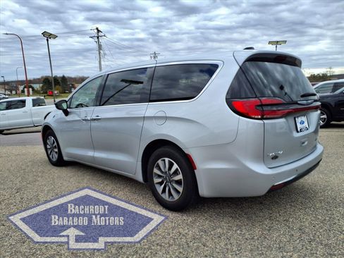 Used 2024 Chrysler Pacifica Select image 6